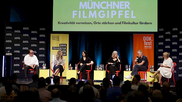 1. Münchner Filmgipfel | Clemens Baumgärtner (OB-Kandidat CSU München), Mona Fuchs (Vorsitzende Stadtratsfraktion Die Grünen – rosa liste), Anne Hübner (Vorsitzende Stadtratsfraktion SPD/Volt), Christina Wolf (Moderatorin BR), Dr. Michael Ott (Leiter Abt. 1 Kulturreferat der LH München), Dorothee Erpenstein (Leiterin FFF Bayern),  © Kurt Krieger