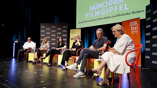 1. Münchner Filmgipfel | Clemens Baumgärtner (OB-Kandidat CSU München), Mona Fuchs (Vorsitzende Stadtratsfraktion Die Grünen – rosa liste), Anne Hübner (Vorsitzende Stadtratsfraktion SPD/Volt), Christina Wolf (Moderatorin BR), Dr. Michael Ott (Leiter Abt. 1 Kulturreferat der LH München), Dorothee Erpenstein (Leiterin FFF Bayern),  © Kurt Krieger
